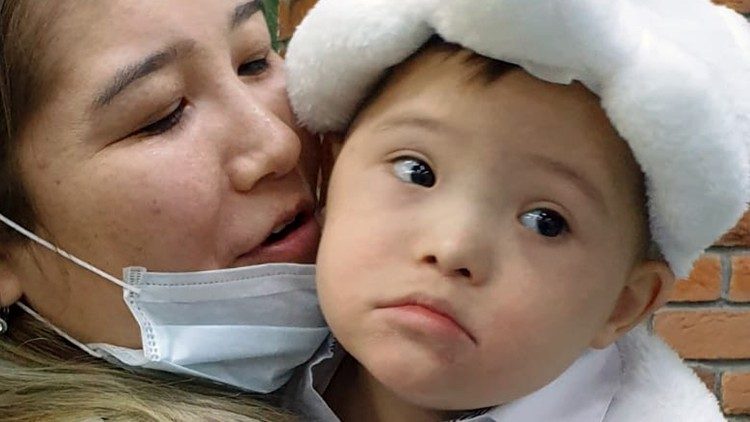 Uma mãe cazaque com seu filho