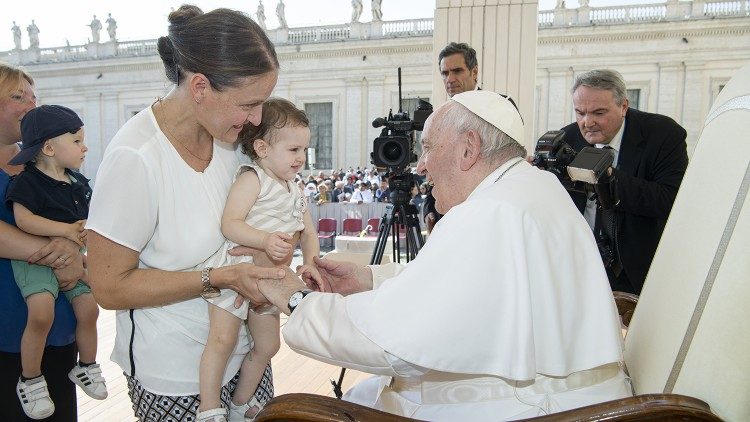 Una mamma e il suo bambino con Papa Francesco 