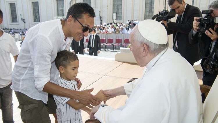 Il piccolo Francesco con il papà nel saluto al Papa