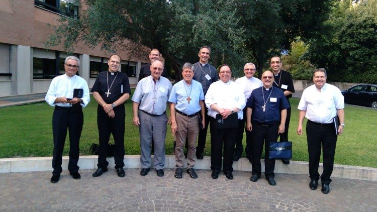 O grupo de novos bispos do Brasil no curso em Roma