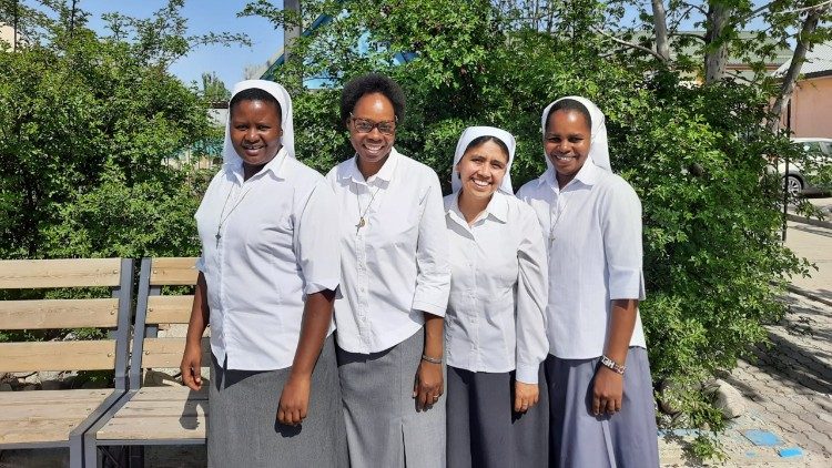 La hermana Claudia Graciela Lancheros, tercera desde la izquierda, es una religiosa colombiana de la Consolata que desde hace dos años y medio desarrolla una experiencia misionera en Kazajistán.