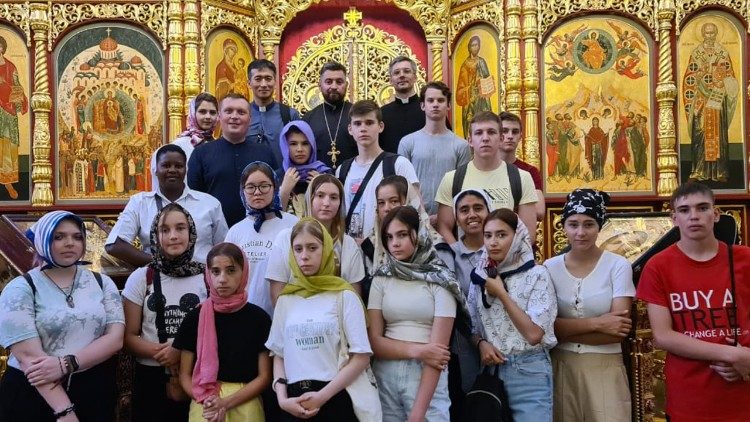 La Hermana Claudia visita con los jóvenes una Iglesia ortodoxa.