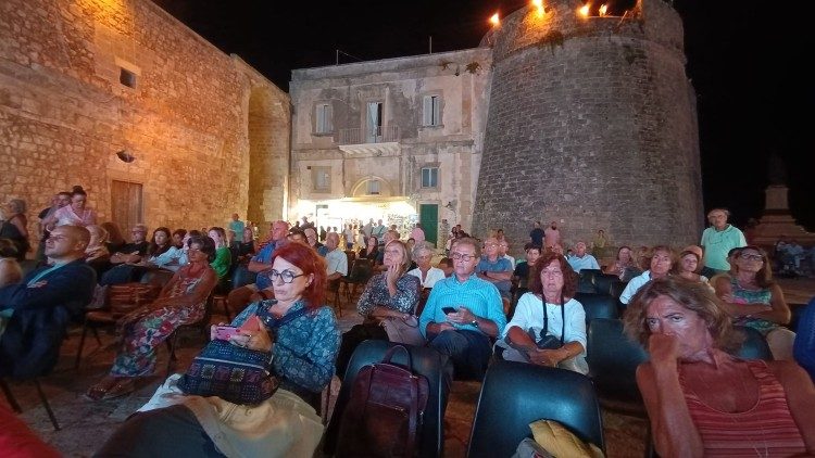 La platea a Largo Alfonsina, nel cuore di Otranto