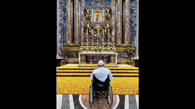 El Papa Francisco en oración ante la imagen de la Virgen Salus Populi Romani en la basílica de Santa María Mayor , en Roma