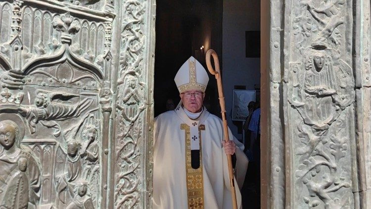 El arzobispo de Toledo y Primado de España cierra la Puerta Santa de la basílica del Real Monasterio de Santa María de Guadalupe, España.