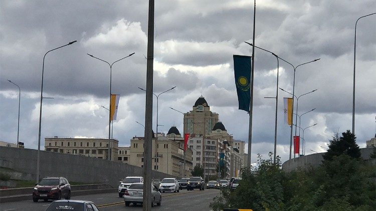 Bandiere vaticana, kazaka e cinese lungo i viali del centro città