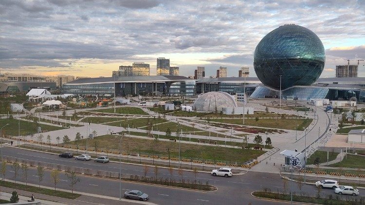 Expo-Gelände in Nur-Sultan: In dem weißen Zelt links im Bild findet der Papstgottesdienst statt