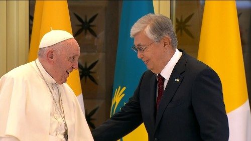 Francisco ya está en Kazajistán, inicia su "peregrinación de paz"