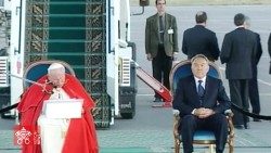 Giovanni-Paolo-II-in-Kazakhstan-2001-arrivo-presidente.jpeg