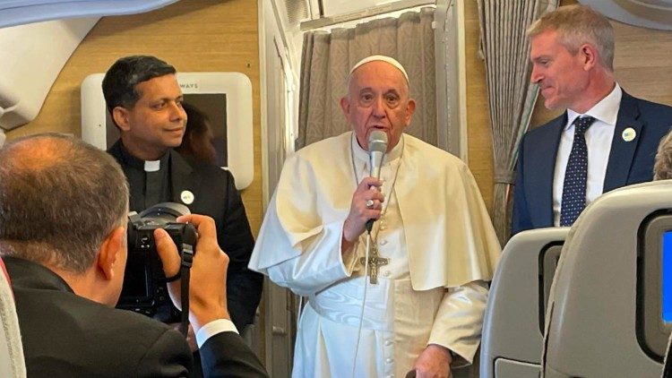 Papa saúda os jornalistas que o acompanham na Viagem ao Cazaquistão