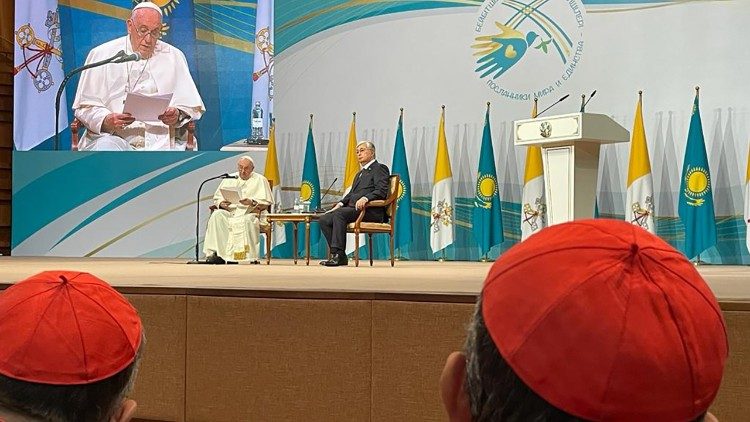 O Papa Francisco no encontro com as autoridades do Cazaquistão