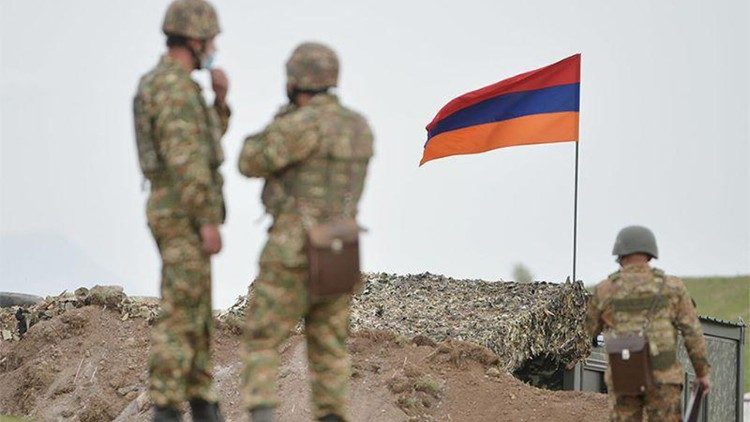 Soldados armênios na fronteira com o Azerbaijão