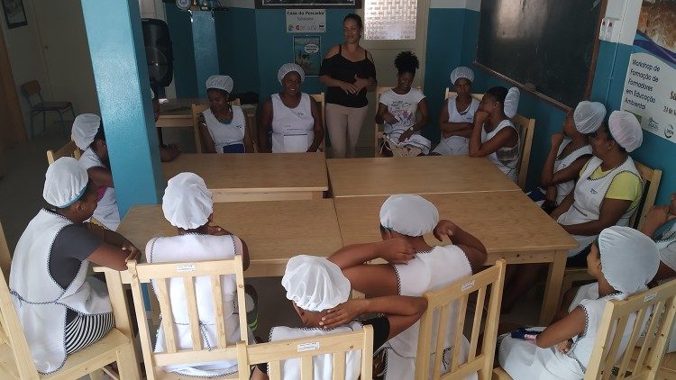 Las mujeres que participan en el curso formativo de cocina