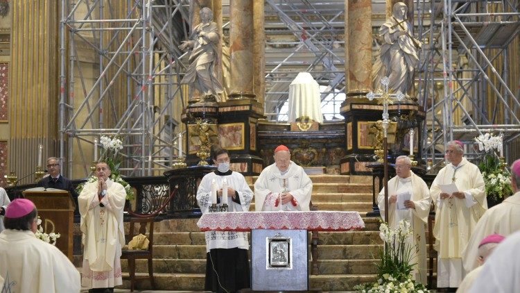 Il cardinale di Como Oscar Cantoni sull'altare nel Santuario di Caravaggio, a sin. l'arcivescovo di Milano Delpini