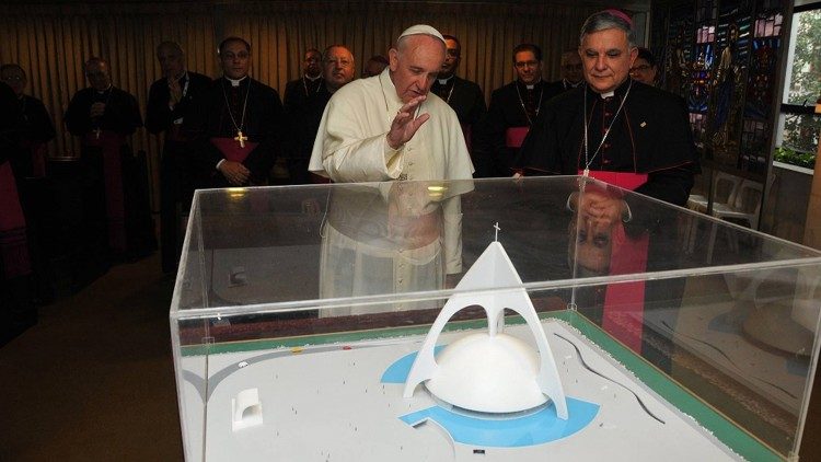 Papa Francisco abençoa o projeto de construção da Catedral