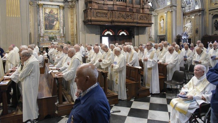 Duhovniki, zbrani pri sveti maši v marijinem svetišču v Caravaggiu, 15. septembra 2022