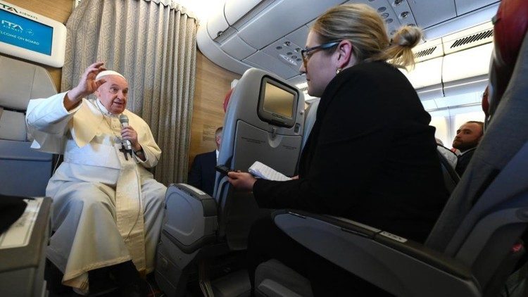 A pápa válaszol az újságírók kérdéseire