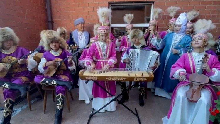 La famiglia di musicisti che accoglie il Papa in cattedrale