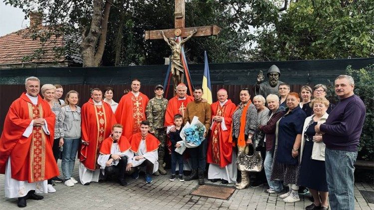 El Cardenal Krajewski en una parroquía latina de Odesa