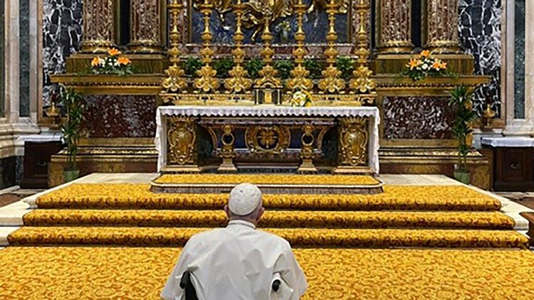 Papa Franjo jutros u bazilici svete Marije Velike moli ispred slike Majke Božje Salus Populi Romani