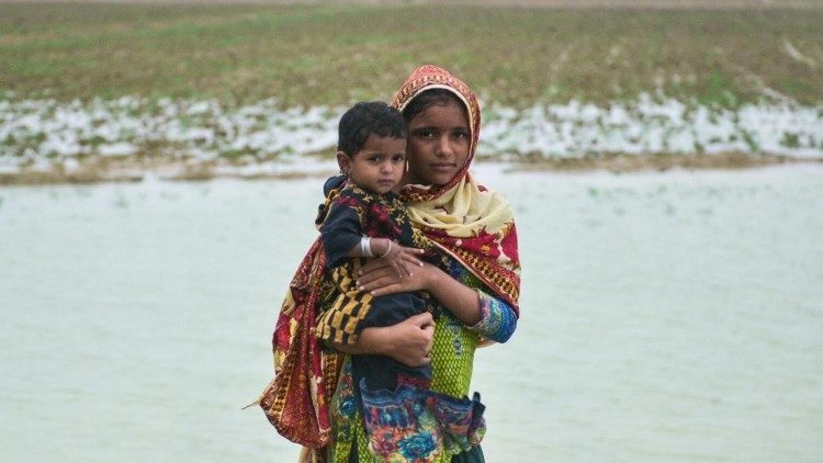 Un bimbo e una ragazza colpiti dalle inondazioni (foto UNICEF)