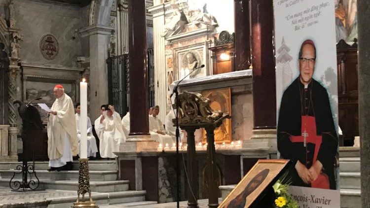 Il cardinale Giovanni Battista Re pronuncia l'omelia nella Messa in ricordo del cardinale Van Thuan