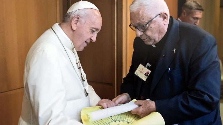 El Padre Giovanni en un encuentro con el Papa durante el Sínodo de los Obispos para la Amazonía de 2019