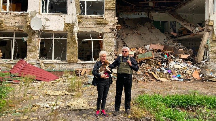 Kardinal Krajewski sieht bei seiner Mission in der Ukraine das Leid und die Zerstöriung mit eigenen Augen