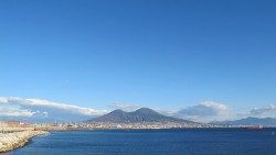 800px-Vesuvio_visto_da_Santa_Lucia_-_Napoli_2012_-_panoramio.jpg