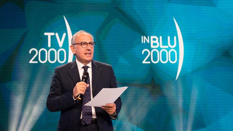 Vincenzo Morgante direttore di TV2000 e InBlu2000, sullo sfondo i nuovi loghi delle due emittenti