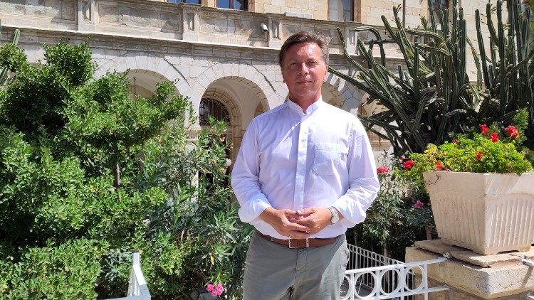 Rektor Markus Bugnyar vor dem Österreichischen Pilger-Hospiz in Jerusalem
