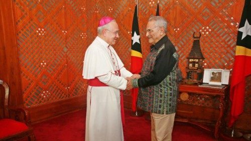 Mons.-Edgar-Pea-Parra-con-il-presidente-di-Timor-Est-Ramos-Horta.jpg
