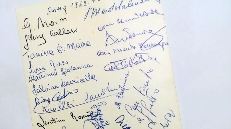 Le firme degli studenti della IIB del Liceo Foscolo di Canicattì, nel 1969-70. In basso a sinistra, quella di Livatino