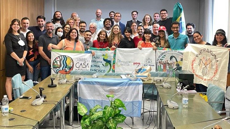 Jovens latino-americanos recebidos na sede da CAL