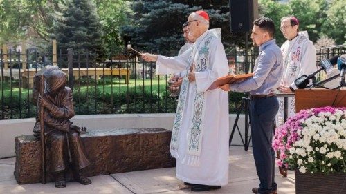 Cardinal Czerny blesses sculpture on showing kindness to strangers