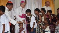 Mons.-PeNa-Parra-visita-il-Centro-di-Assistenza-per-i-bambini-poveri-a-Timor-Est-22-09-202.jpg