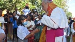 Mons.-PeNa-Parra-visita-il-Centro-di-Assistenza-per-i-bambini-poveri-a-Timor-EstAEM.jpg