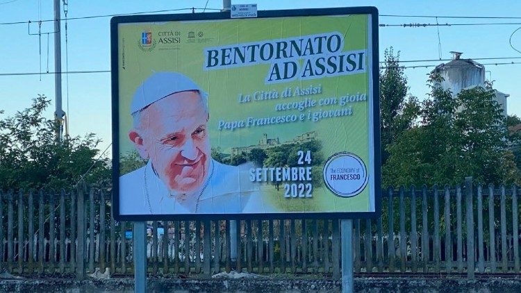 Un cartel del bienvenida al Papa Francisco