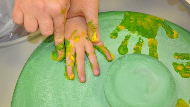 Le mani impresse sulla giara con i colori della terra
