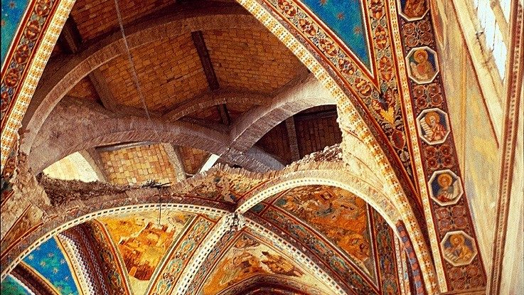 Le vele crollate della volta della chiesa superiore della Basilica di San Francesco di Assisi