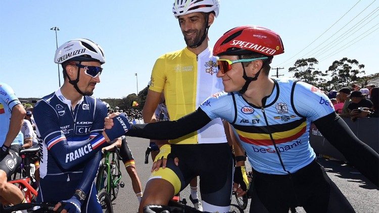 Il ciclista olandese Rien Schuurhuis (al centro) con la maglia dell'Athletica Vaticana agli ultimi mondiali di categoria in Australia