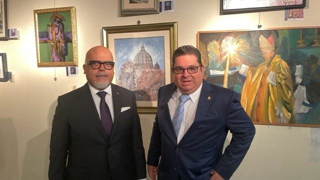 Iván Cáceres, Ministro encargado de negocios de la Embajada de Honduras, con embajador ante Italia, Ernesto Pumpo