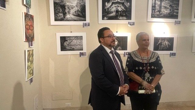 Embajador de Guatemala ante la Santa Sede, Alfredo Vázquez  y la artista Brenda Estrada