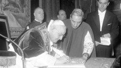 1961-12-25-cerimonia-firma-bolla-indizione-Concilio-Vaticano-secondo-2.jpg