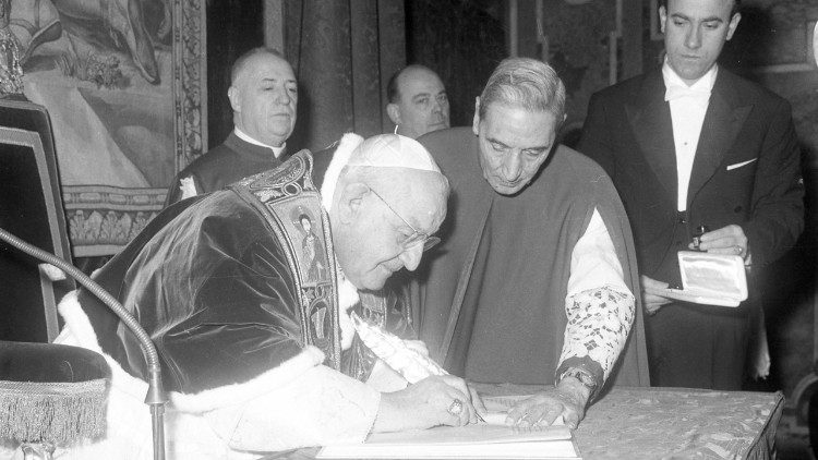 Papa João XXIII na assinatura da Bula de Proclamação do Concílio em 25 de dezembro de 1961