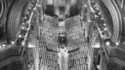 19611011-Basilica-vaticana-Ingresso-Papa-Giovanni-XXIII-Apertura-Concilio-Vaticano-secondo.jpg