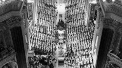 19611011-Basilica-vaticana-Ingresso-Papa-Giovanni-XXIII-Apertura-Concilio-Vaticano-secondo1.jpg