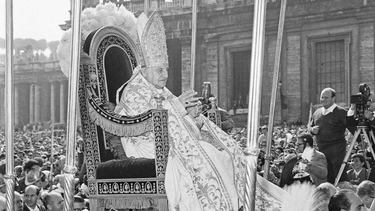 Johannes XXIII. bei der Eröffnung des Konzils auf dem Petersplatz