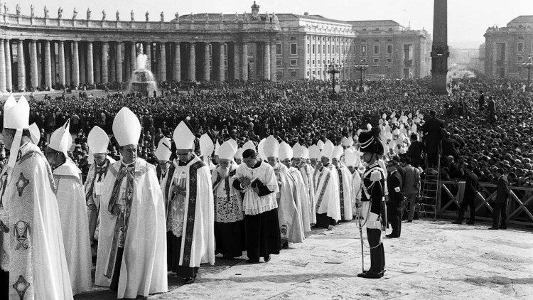 Konzilsväter strömen am 11. Oktober 1962 zur Eröffnung des Konzils in den Petersdom