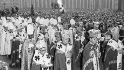 19611011-piazza-san-Pietro-Ingresso-Vescovi-Apertura-Concilio-Vaticano-secondo-7.jpg